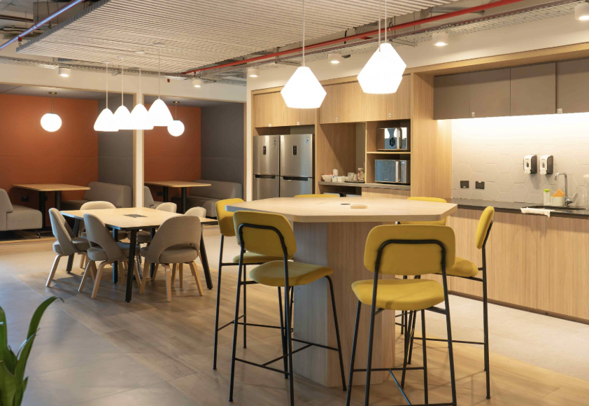 Área común y cocina de las oficinas de Andina Sur